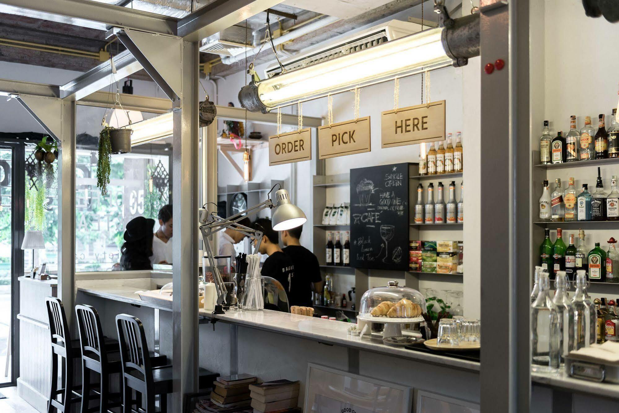 אכסניה Good One Poshtel & Cafe Bar